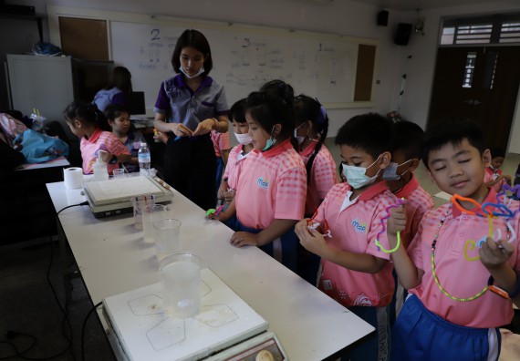 ภาพกิจกรรม  คณะวิทยาศาสตร์และเทคโนโลยี จัดค่ายวิทยาศาสตร์โรงเรียนอนุบาลกำแพงเพชร ระดับชั้นประถมศึกษาปีที่ 1-3