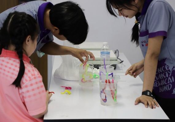 ภาพกิจกรรม  คณะวิทยาศาสตร์และเทคโนโลยี จัดค่ายวิทยาศาสตร์โรงเรียนอนุบาลกำแพงเพชร ระดับชั้นประถมศึกษาปีที่ 1-3