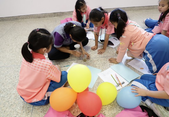 ภาพกิจกรรม  คณะวิทยาศาสตร์และเทคโนโลยี จัดค่ายวิทยาศาสตร์โรงเรียนอนุบาลกำแพงเพชร ระดับชั้นประถมศึกษาปีที่ 1-3