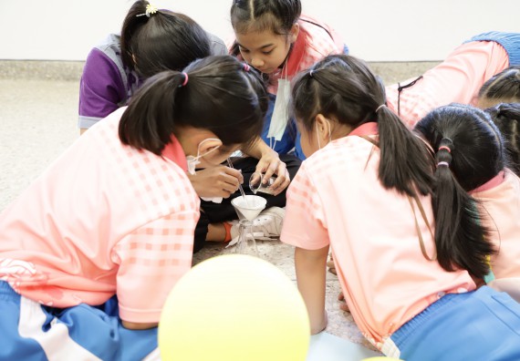 ภาพกิจกรรม  คณะวิทยาศาสตร์และเทคโนโลยี จัดค่ายวิทยาศาสตร์โรงเรียนอนุบาลกำแพงเพชร ระดับชั้นประถมศึกษาปีที่ 1-3