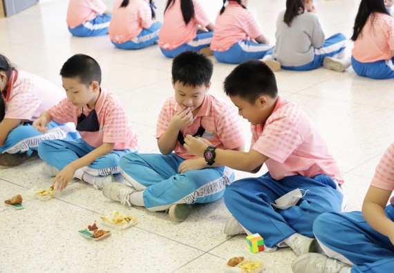 ภาพกิจกรรม  คณะวิทยาศาสตร์และเทคโนโลยี จัดค่ายวิทยาศาสตร์โรงเรียนอนุบาลกำแพงเพชร ระดับชั้นประถมศึกษาปีที่ 1-3