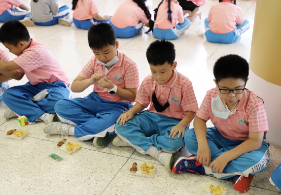 ภาพกิจกรรม  คณะวิทยาศาสตร์และเทคโนโลยี จัดค่ายวิทยาศาสตร์โรงเรียนอนุบาลกำแพงเพชร ระดับชั้นประถมศึกษาปีที่ 1-3