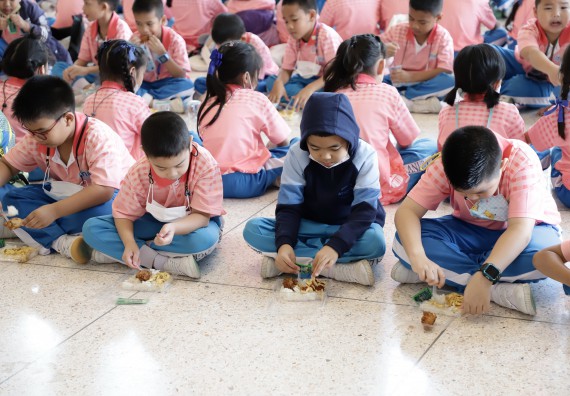 ภาพกิจกรรม  คณะวิทยาศาสตร์และเทคโนโลยี จัดค่ายวิทยาศาสตร์โรงเรียนอนุบาลกำแพงเพชร ระดับชั้นประถมศึกษาปีที่ 1-3