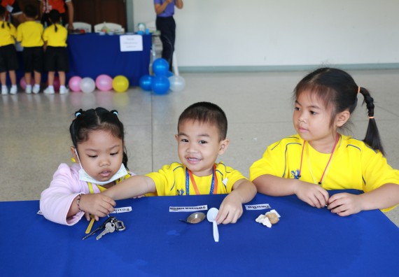 ภาพกิจกรรม คณะวิทยาศาสตร์และเทคโนโลยี จัดค่ายวิทยาศาสตร์โรงเรียนสาธิตฯ ระดับอนุบาล 1-2