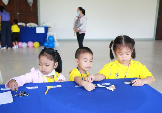 ภาพกิจกรรม คณะวิทยาศาสตร์และเทคโนโลยี จัดค่ายวิทยาศาสตร์โรงเรียนสาธิตฯ ระดับอนุบาล 1-2