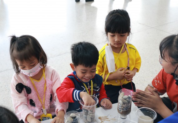 ภาพกิจกรรม คณะวิทยาศาสตร์และเทคโนโลยี จัดค่ายวิทยาศาสตร์โรงเรียนสาธิตฯ ระดับอนุบาล 1-2