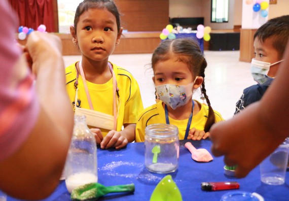 ภาพกิจกรรม คณะวิทยาศาสตร์และเทคโนโลยี จัดค่ายวิทยาศาสตร์โรงเรียนสาธิตฯ ระดับอนุบาล 1-2