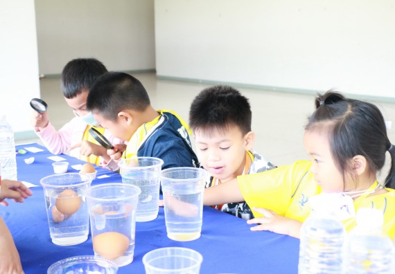 ภาพกิจกรรม คณะวิทยาศาสตร์และเทคโนโลยี จัดค่ายวิทยาศาสตร์โรงเรียนสาธิตฯ ระดับอนุบาล 1-2