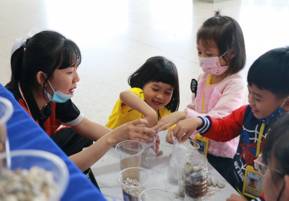 ภาพกิจกรรม คณะวิทยาศาสตร์และเทคโนโลยี จัดค่ายวิทยาศาสตร์โรงเรียนสาธิตฯ ระดับอนุบาล 1-2