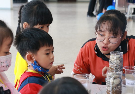 ภาพกิจกรรม คณะวิทยาศาสตร์และเทคโนโลยี จัดค่ายวิทยาศาสตร์โรงเรียนสาธิตฯ ระดับอนุบาล 1-2