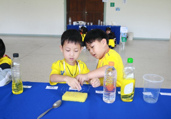 ภาพกิจกรรม คณะวิทยาศาสตร์และเทคโนโลยี จัดค่ายวิทยาศาสตร์โรงเรียนสาธิตฯ ระดับอนุบาล 1-2