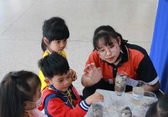 ภาพกิจกรรม คณะวิทยาศาสตร์และเทคโนโลยี จัดค่ายวิทยาศาสตร์โรงเรียนสาธิตฯ ระดับอนุบาล 1-2