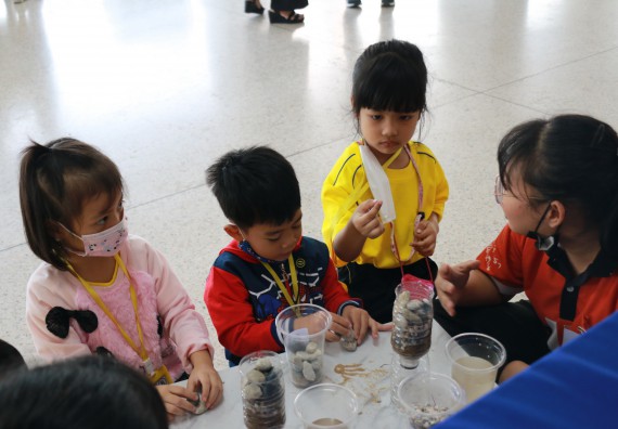 ภาพกิจกรรม คณะวิทยาศาสตร์และเทคโนโลยี จัดค่ายวิทยาศาสตร์โรงเรียนสาธิตฯ ระดับอนุบาล 1-2