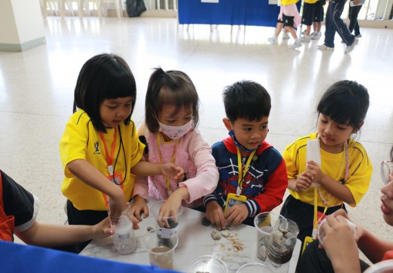 ภาพกิจกรรม คณะวิทยาศาสตร์และเทคโนโลยี จัดค่ายวิทยาศาสตร์โรงเรียนสาธิตฯ ระดับอนุบาล 1-2