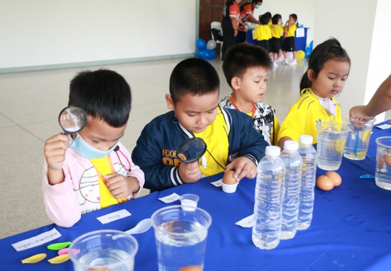ภาพกิจกรรม คณะวิทยาศาสตร์และเทคโนโลยี จัดค่ายวิทยาศาสตร์โรงเรียนสาธิตฯ ระดับอนุบาล 1-2