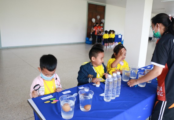 ภาพกิจกรรม คณะวิทยาศาสตร์และเทคโนโลยี จัดค่ายวิทยาศาสตร์โรงเรียนสาธิตฯ ระดับอนุบาล 1-2