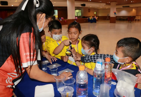 ภาพกิจกรรม คณะวิทยาศาสตร์และเทคโนโลยี จัดค่ายวิทยาศาสตร์โรงเรียนสาธิตฯ ระดับอนุบาล 1-2