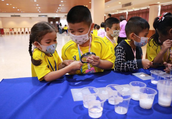 ภาพกิจกรรม คณะวิทยาศาสตร์และเทคโนโลยี จัดค่ายวิทยาศาสตร์โรงเรียนสาธิตฯ ระดับอนุบาล 1-2
