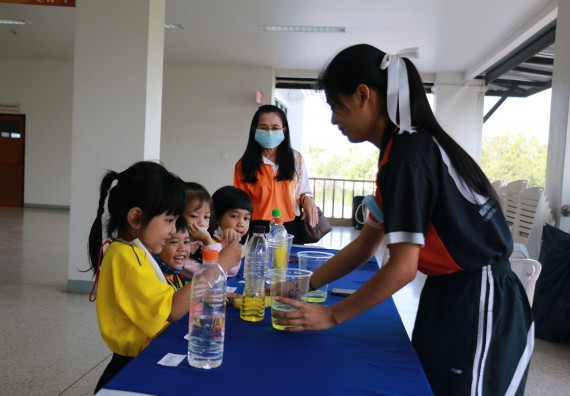 ภาพกิจกรรม คณะวิทยาศาสตร์และเทคโนโลยี จัดค่ายวิทยาศาสตร์โรงเรียนสาธิตฯ ระดับอนุบาล 1-2