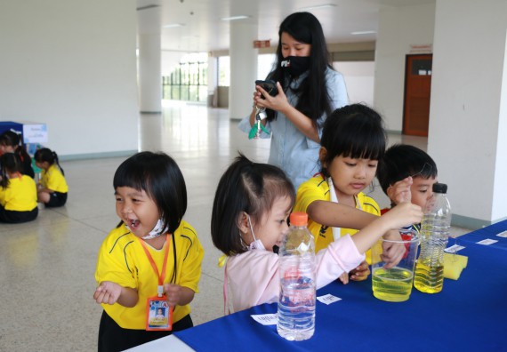 ภาพกิจกรรม คณะวิทยาศาสตร์และเทคโนโลยี จัดค่ายวิทยาศาสตร์โรงเรียนสาธิตฯ ระดับอนุบาล 1-2
