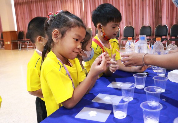ภาพกิจกรรม คณะวิทยาศาสตร์และเทคโนโลยี จัดค่ายวิทยาศาสตร์โรงเรียนสาธิตฯ ระดับอนุบาล 1-2