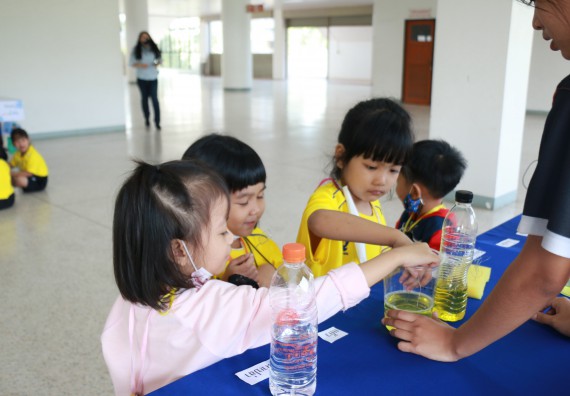 ภาพกิจกรรม คณะวิทยาศาสตร์และเทคโนโลยี จัดค่ายวิทยาศาสตร์โรงเรียนสาธิตฯ ระดับอนุบาล 1-2