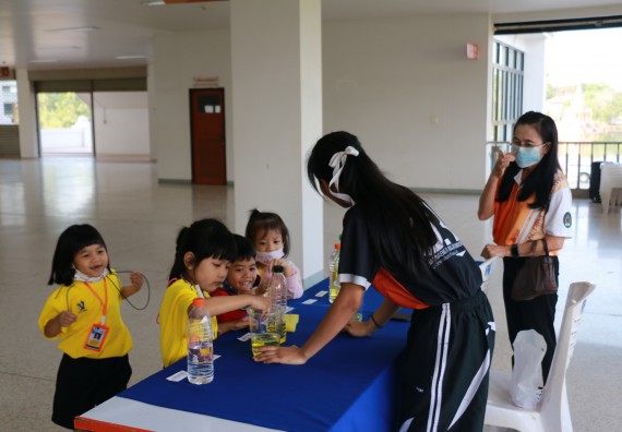 ภาพกิจกรรม คณะวิทยาศาสตร์และเทคโนโลยี จัดค่ายวิทยาศาสตร์โรงเรียนสาธิตฯ ระดับอนุบาล 1-2