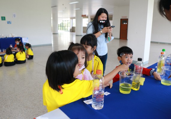 ภาพกิจกรรม คณะวิทยาศาสตร์และเทคโนโลยี จัดค่ายวิทยาศาสตร์โรงเรียนสาธิตฯ ระดับอนุบาล 1-2