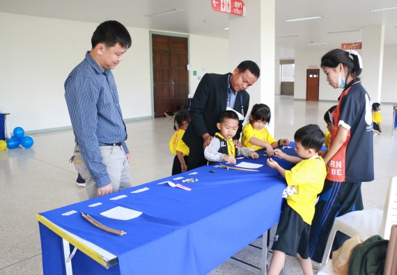 ภาพกิจกรรม คณะวิทยาศาสตร์และเทคโนโลยี จัดค่ายวิทยาศาสตร์โรงเรียนสาธิตฯ ระดับอนุบาล 1-2
