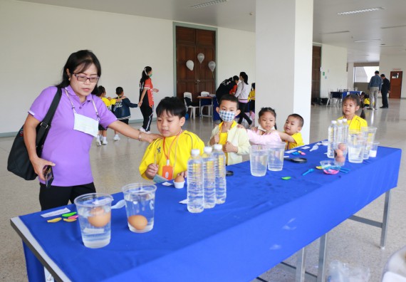 ภาพกิจกรรม คณะวิทยาศาสตร์และเทคโนโลยี จัดค่ายวิทยาศาสตร์โรงเรียนสาธิตฯ ระดับอนุบาล 1-2