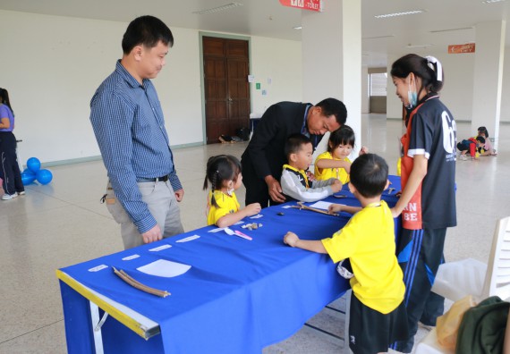 ภาพกิจกรรม คณะวิทยาศาสตร์และเทคโนโลยี จัดค่ายวิทยาศาสตร์โรงเรียนสาธิตฯ ระดับอนุบาล 1-2