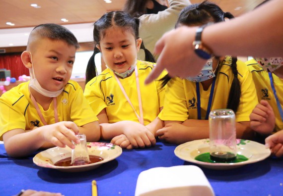 ภาพกิจกรรม คณะวิทยาศาสตร์และเทคโนโลยี จัดค่ายวิทยาศาสตร์โรงเรียนสาธิตฯ ระดับอนุบาล 1-2
