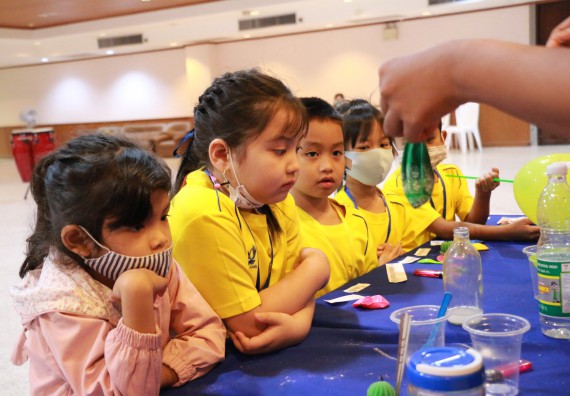 ภาพกิจกรรม คณะวิทยาศาสตร์และเทคโนโลยี จัดค่ายวิทยาศาสตร์โรงเรียนสาธิตฯ ระดับอนุบาล 1-2