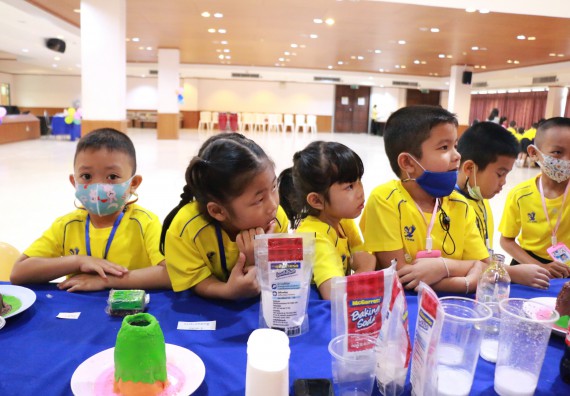ภาพกิจกรรม คณะวิทยาศาสตร์และเทคโนโลยี จัดค่ายวิทยาศาสตร์โรงเรียนสาธิตฯ ระดับอนุบาล 1-2