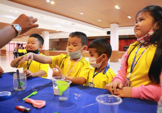 ภาพกิจกรรม คณะวิทยาศาสตร์และเทคโนโลยี จัดค่ายวิทยาศาสตร์โรงเรียนสาธิตฯ ระดับอนุบาล 1-2