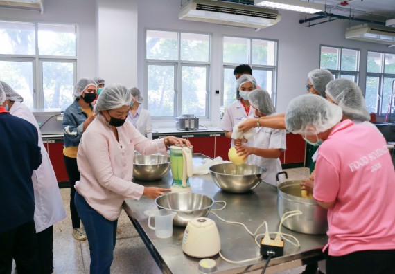 ภาพกิจกรรม โปรแกรมวิชาวิทยาศาสตร์และเทคโนโลยีการอาหาร จัดอบรมเชิงปฏิบัติการ เรื่อง การพัฒนาผลิตภัณฑ์เครื่องดื่มเพื่อสุขภาพ