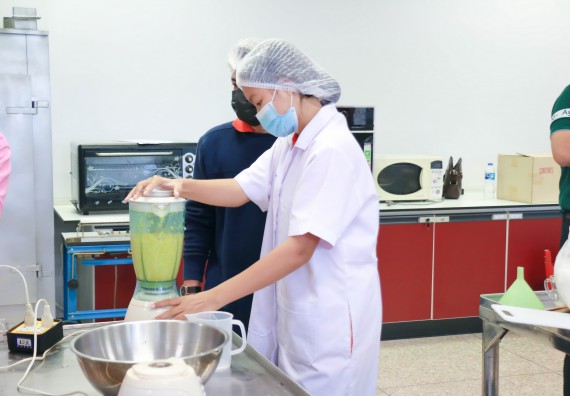 ภาพกิจกรรม โปรแกรมวิชาวิทยาศาสตร์และเทคโนโลยีการอาหาร จัดอบรมเชิงปฏิบัติการ เรื่อง การพัฒนาผลิตภัณฑ์เครื่องดื่มเพื่อสุขภาพ