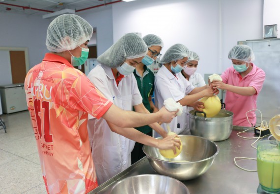 ภาพกิจกรรม โปรแกรมวิชาวิทยาศาสตร์และเทคโนโลยีการอาหาร จัดอบรมเชิงปฏิบัติการ เรื่อง การพัฒนาผลิตภัณฑ์เครื่องดื่มเพื่อสุขภาพ