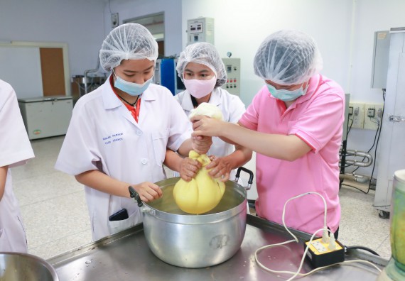 ภาพกิจกรรม โปรแกรมวิชาวิทยาศาสตร์และเทคโนโลยีการอาหาร จัดอบรมเชิงปฏิบัติการ เรื่อง การพัฒนาผลิตภัณฑ์เครื่องดื่มเพื่อสุขภาพ