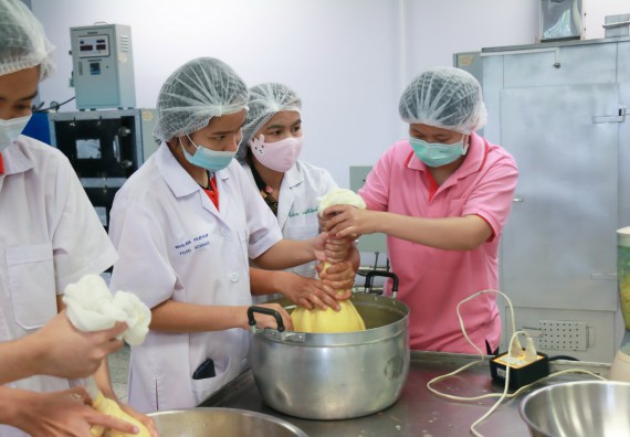 ภาพกิจกรรม โปรแกรมวิชาวิทยาศาสตร์และเทคโนโลยีการอาหาร จัดอบรมเชิงปฏิบัติการ เรื่อง การพัฒนาผลิตภัณฑ์เครื่องดื่มเพื่อสุขภาพ