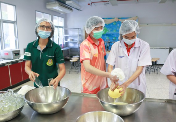 ภาพกิจกรรม โปรแกรมวิชาวิทยาศาสตร์และเทคโนโลยีการอาหาร จัดอบรมเชิงปฏิบัติการ เรื่อง การพัฒนาผลิตภัณฑ์เครื่องดื่มเพื่อสุขภาพ