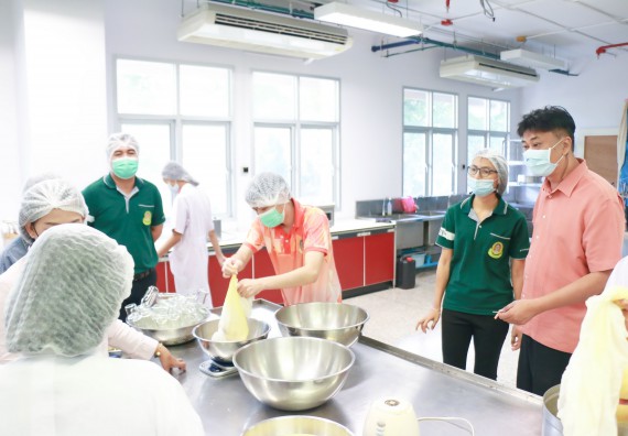 ภาพกิจกรรม โปรแกรมวิชาวิทยาศาสตร์และเทคโนโลยีการอาหาร จัดอบรมเชิงปฏิบัติการ เรื่อง การพัฒนาผลิตภัณฑ์เครื่องดื่มเพื่อสุขภาพ