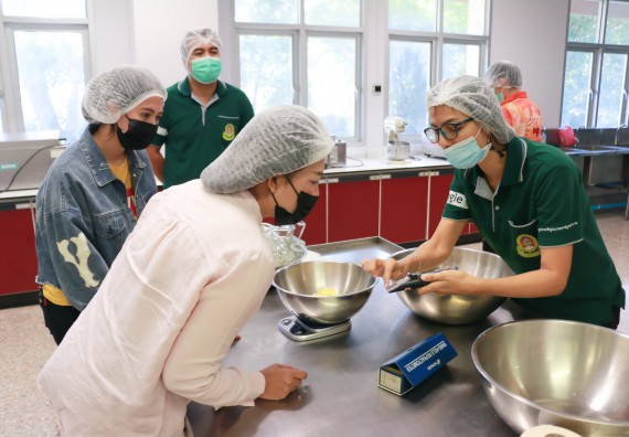 ภาพกิจกรรม โปรแกรมวิชาวิทยาศาสตร์และเทคโนโลยีการอาหาร จัดอบรมเชิงปฏิบัติการ เรื่อง การพัฒนาผลิตภัณฑ์เครื่องดื่มเพื่อสุขภาพ