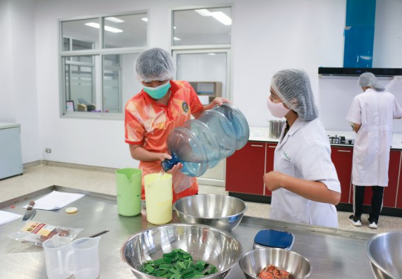 ภาพกิจกรรม โปรแกรมวิชาวิทยาศาสตร์และเทคโนโลยีการอาหาร จัดอบรมเชิงปฏิบัติการ เรื่อง การพัฒนาผลิตภัณฑ์เครื่องดื่มเพื่อสุขภาพ