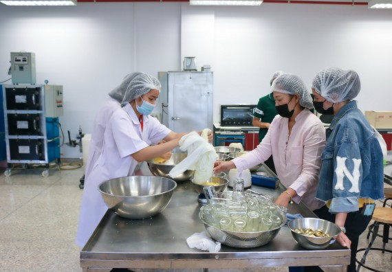 ภาพกิจกรรม โปรแกรมวิชาวิทยาศาสตร์และเทคโนโลยีการอาหาร จัดอบรมเชิงปฏิบัติการ เรื่อง การพัฒนาผลิตภัณฑ์เครื่องดื่มเพื่อสุขภาพ