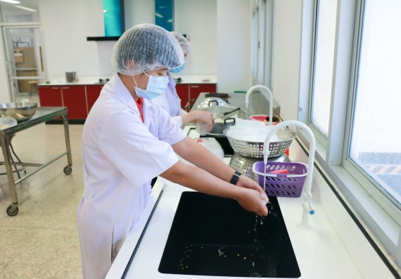 ภาพกิจกรรม โปรแกรมวิชาวิทยาศาสตร์และเทคโนโลยีการอาหาร จัดอบรมเชิงปฏิบัติการ เรื่อง การพัฒนาผลิตภัณฑ์เครื่องดื่มเพื่อสุขภาพ