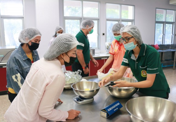 ภาพกิจกรรม โปรแกรมวิชาวิทยาศาสตร์และเทคโนโลยีการอาหาร จัดอบรมเชิงปฏิบัติการ เรื่อง การพัฒนาผลิตภัณฑ์เครื่องดื่มเพื่อสุขภาพ