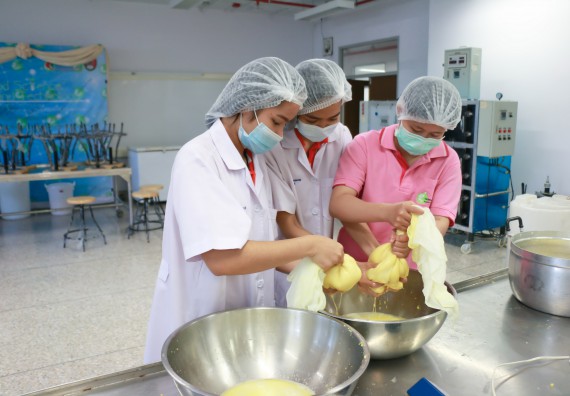 ภาพกิจกรรม โปรแกรมวิชาวิทยาศาสตร์และเทคโนโลยีการอาหาร จัดอบรมเชิงปฏิบัติการ เรื่อง การพัฒนาผลิตภัณฑ์เครื่องดื่มเพื่อสุขภาพ