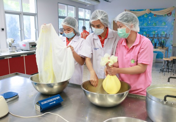 ภาพกิจกรรม โปรแกรมวิชาวิทยาศาสตร์และเทคโนโลยีการอาหาร จัดอบรมเชิงปฏิบัติการ เรื่อง การพัฒนาผลิตภัณฑ์เครื่องดื่มเพื่อสุขภาพ