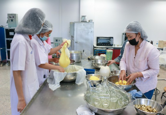 ภาพกิจกรรม โปรแกรมวิชาวิทยาศาสตร์และเทคโนโลยีการอาหาร จัดอบรมเชิงปฏิบัติการ เรื่อง การพัฒนาผลิตภัณฑ์เครื่องดื่มเพื่อสุขภาพ